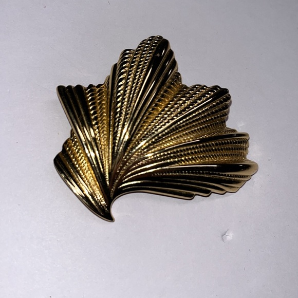 Vintage Chr Dior Leaf Goldtone Gold Tone Brooch Pin Signed Christian Dior RARE - Picture 8 of 8